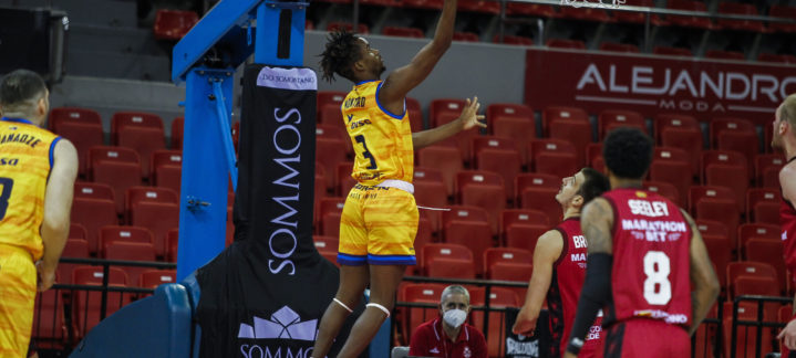 Jean Montero salta para encestar durante un partido con el equipo del Gran Canaria.