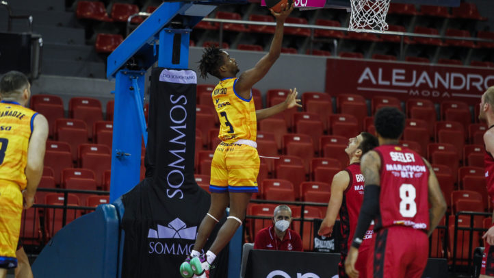Jean Montero salta para encestar durante un partido con el equipo del Gran Canaria.