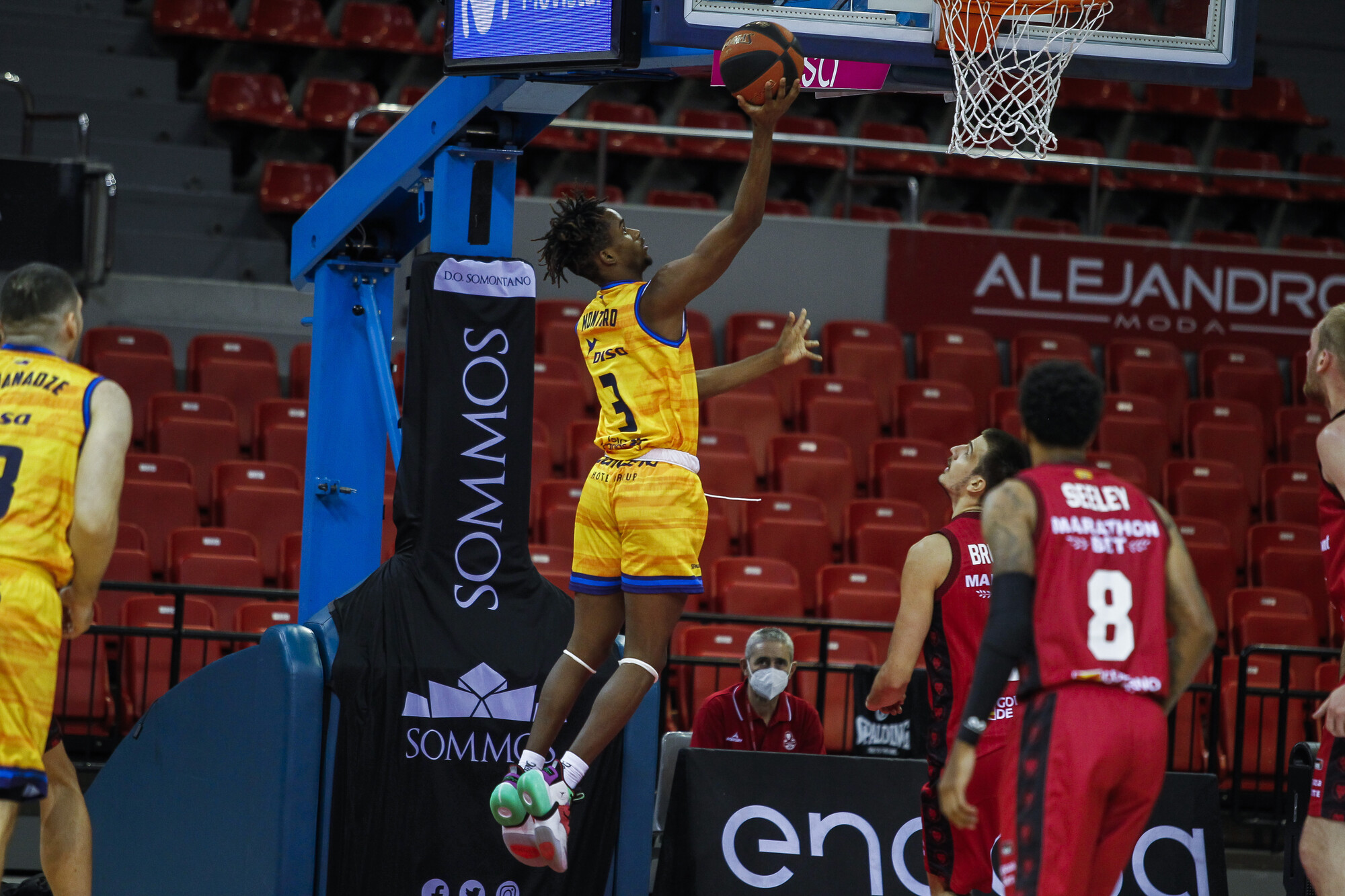 Jean Montero salta para encestar durante un partido con el equipo del Gran Canaria.