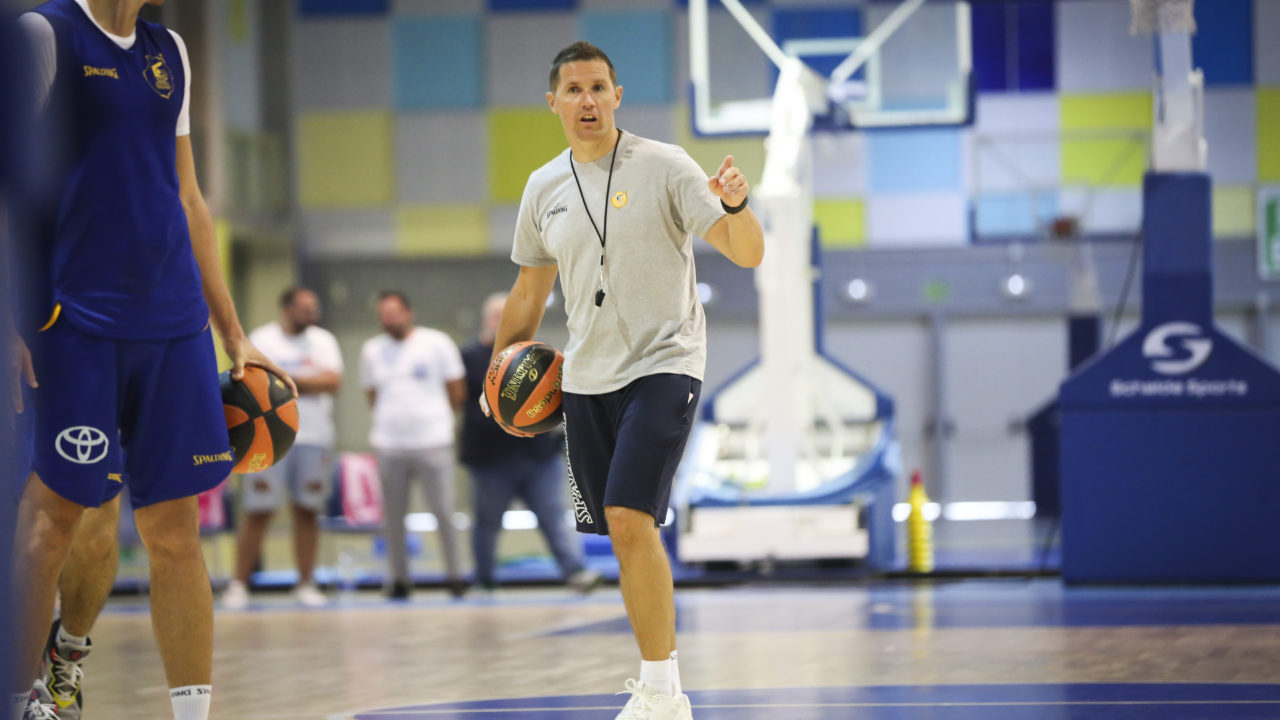 Entrenador dirige una práctica en el gimnasio del Club Baloncesto Gran Canaria.