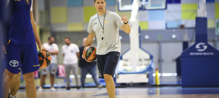Entrenador dirige una práctica en el gimnasio del Club Baloncesto Gran Canaria.