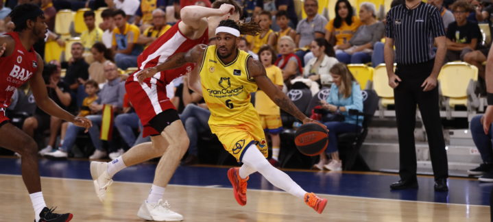 El jugador del Gran Canaria dribla mientras es defendido por un oponente.