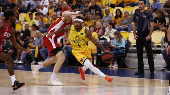 El jugador del Gran Canaria dribla mientras es defendido por un oponente.