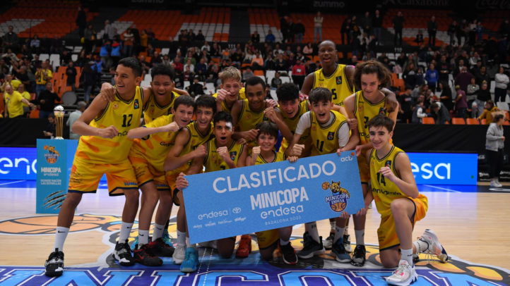 Jugadores del Gran Canaria celebran su clasificación en la Minicopa Endesa 2023.