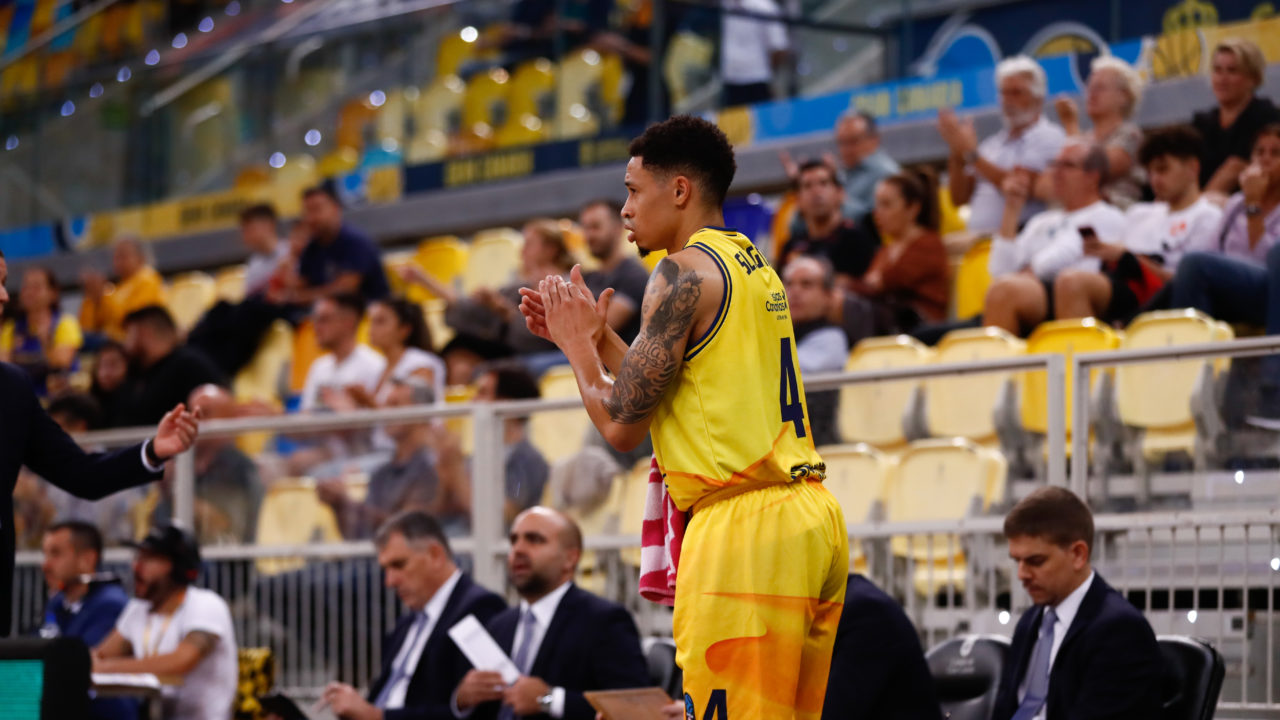 Jugador del CB Gran Canaria aplaude desde el banquillo durante un partido de Eurocup.
