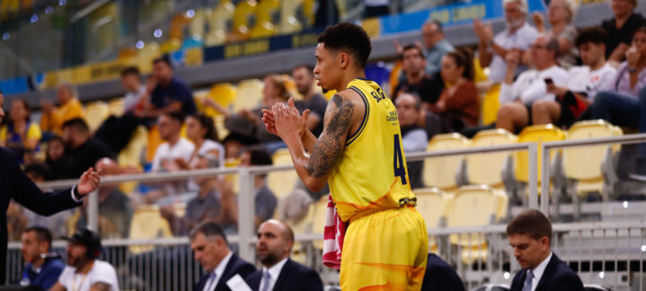 Jugador del CB Gran Canaria aplaude desde el banquillo durante un partido de Eurocup.