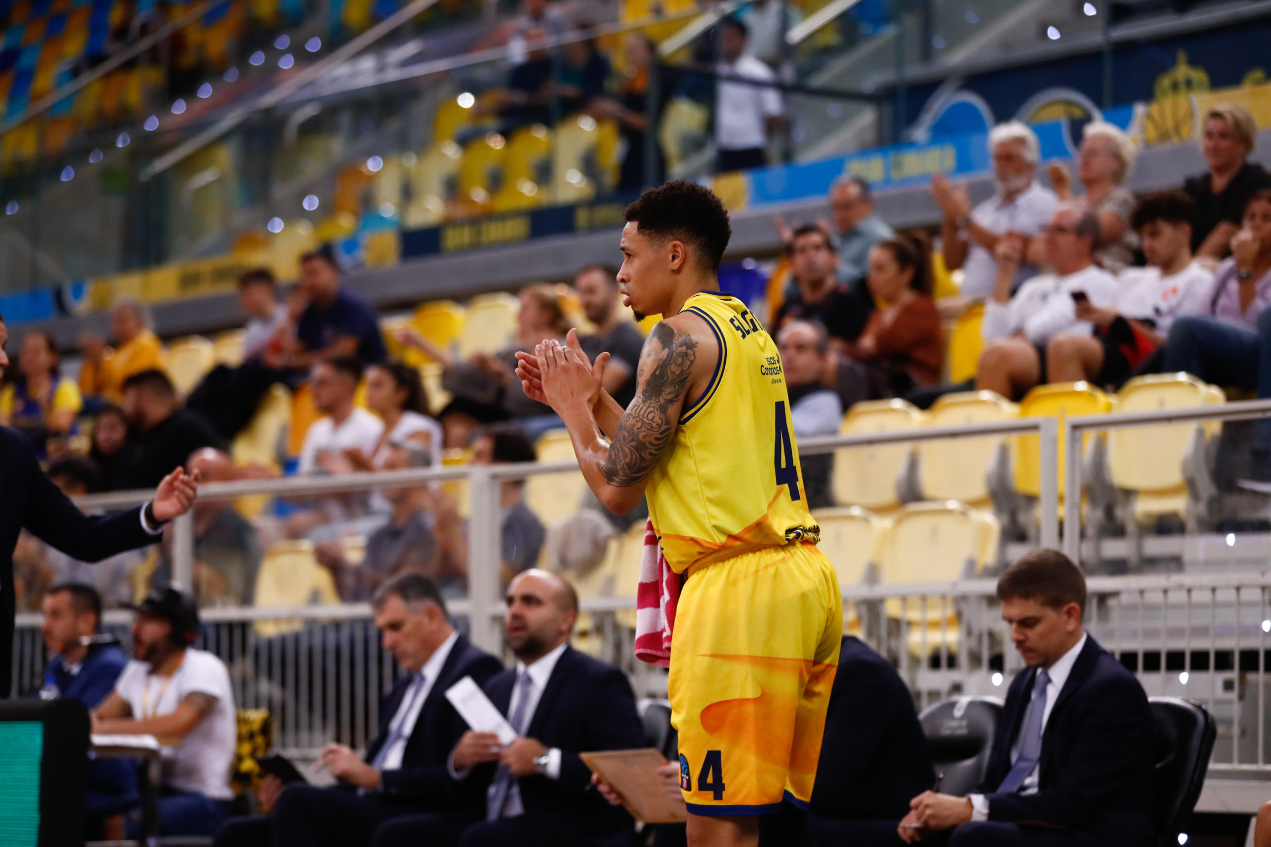 Jugador del CB Gran Canaria aplaude desde el banquillo durante un partido de Eurocup.