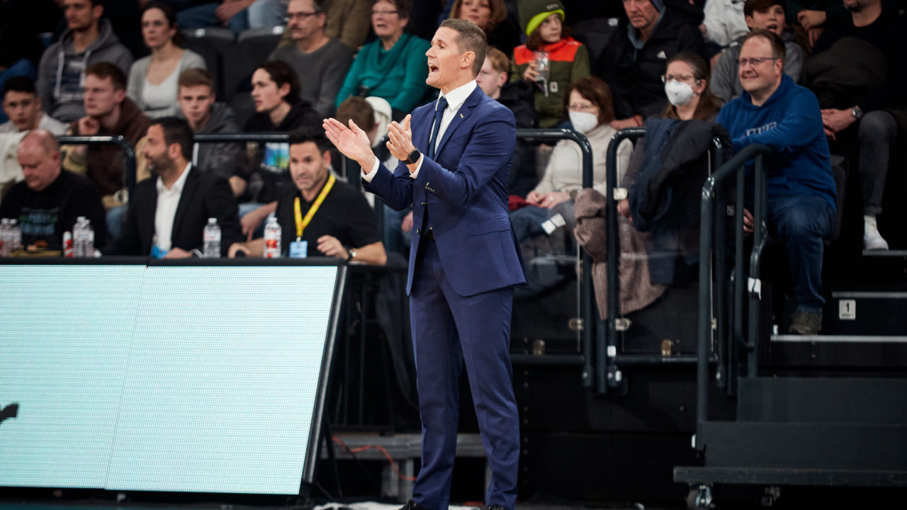 Entrenador Jaka Lakovic dirigiéndose a su equipo durante un partido de baloncesto.