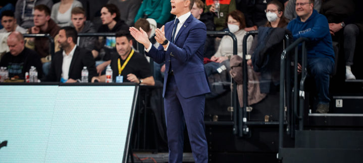 Entrenador Jaka Lakovic dirigiéndose a su equipo durante un partido de baloncesto.