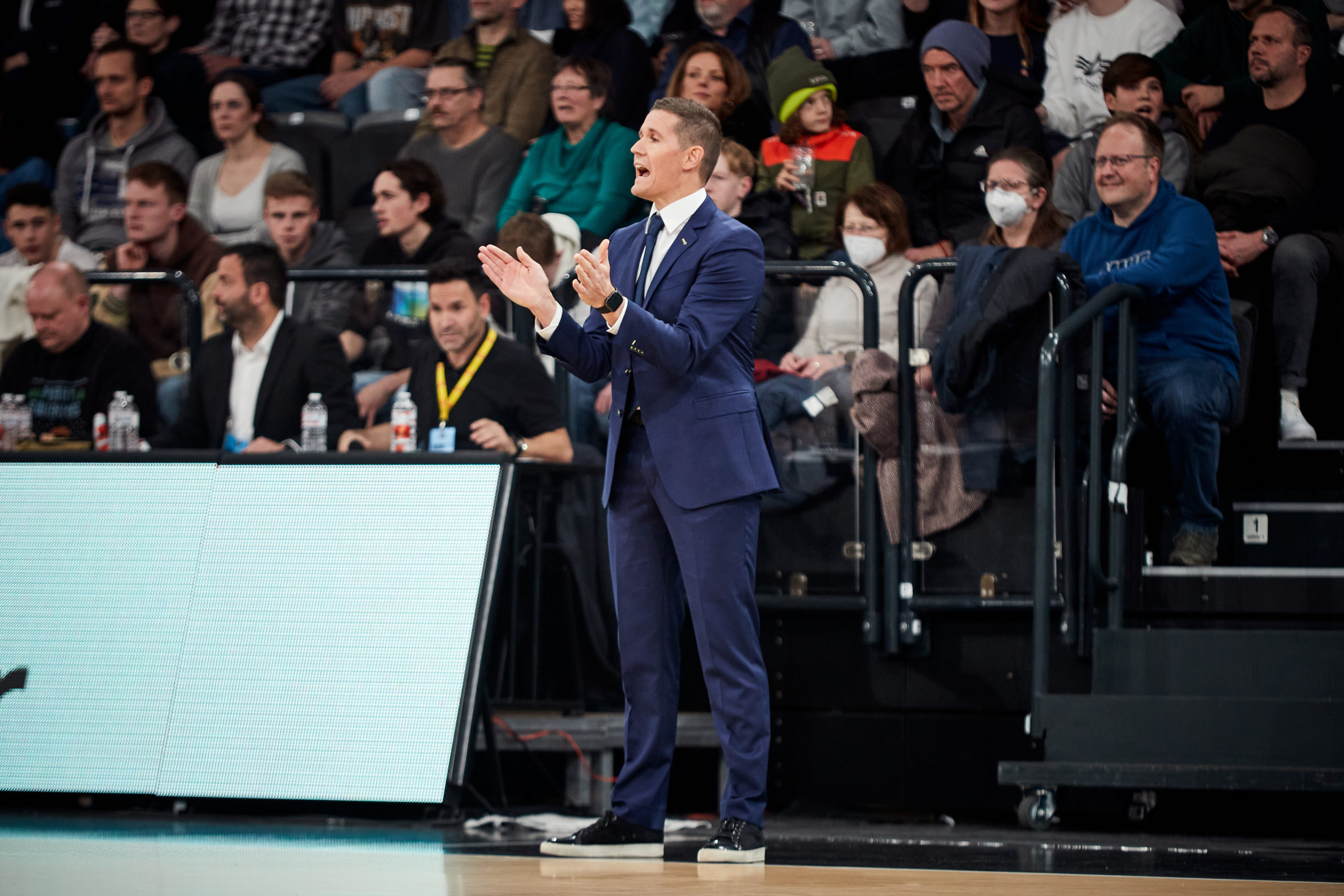 Entrenador Jaka Lakovic dirigiéndose a su equipo durante un partido de baloncesto.