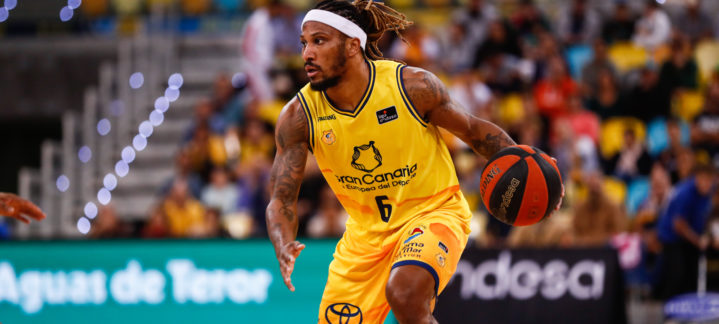 Jugador del Club Baloncesto Gran Canaria driblando el balón en el Gran Canaria Arena.