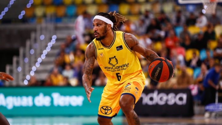Jugador del Club Baloncesto Gran Canaria driblando el balón en el Gran Canaria Arena.