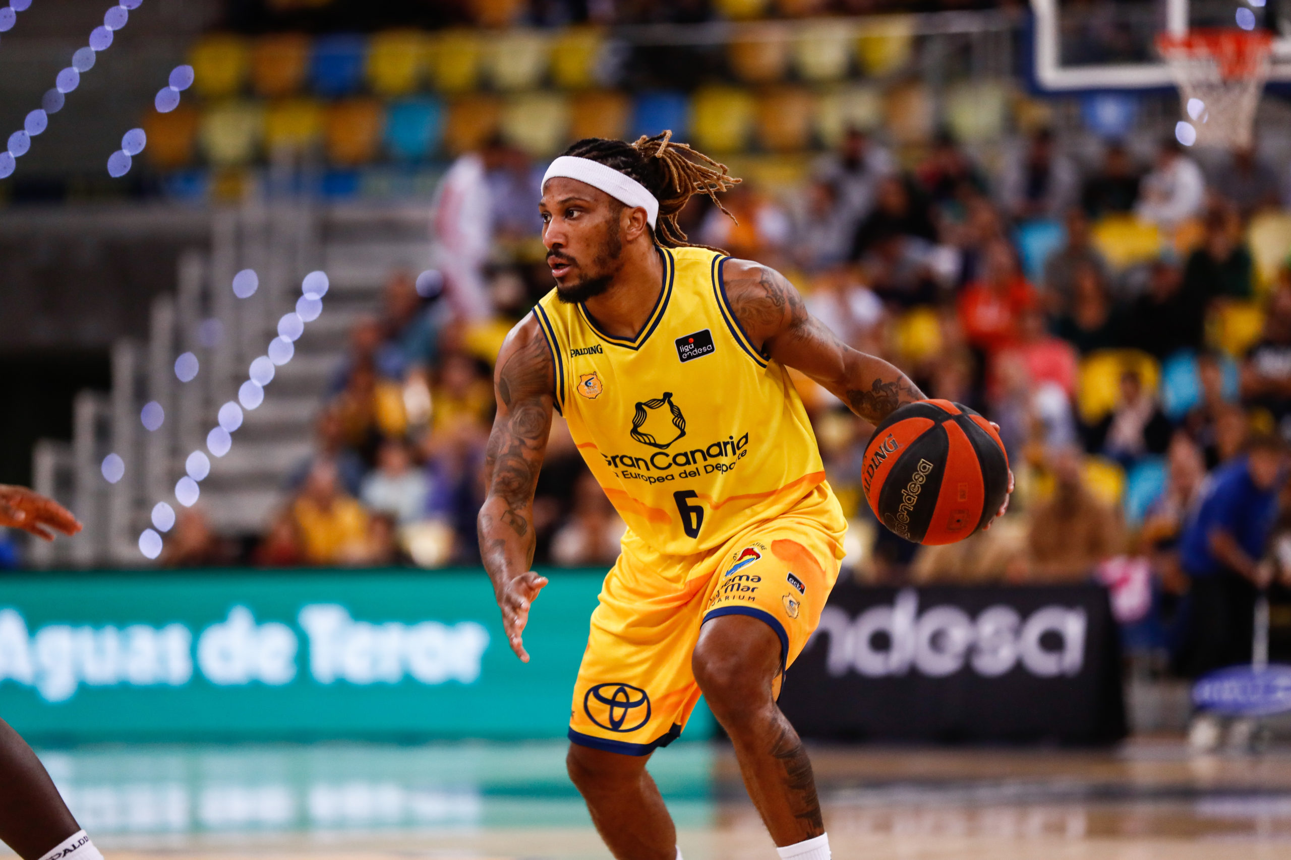 Jugador del Club Baloncesto Gran Canaria driblando el balón en el Gran Canaria Arena.