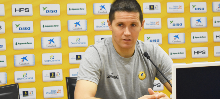 Jaka Lakovic durante una conferencia de prensa ante el logo del Club Baloncesto Gran Canaria.