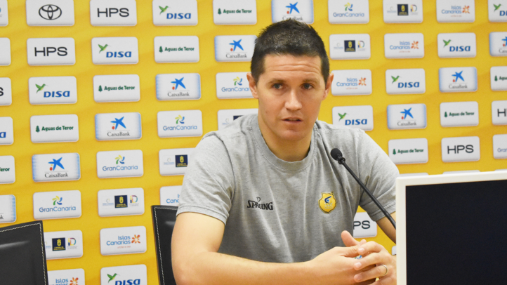 Jaka Lakovic durante una conferencia de prensa ante el logo del Club Baloncesto Gran Canaria.