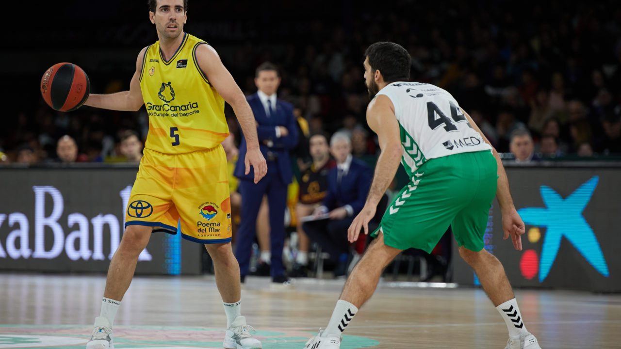 Jugadores de baloncesto en acción durante un partido entre Gran Canaria y Real Betis.