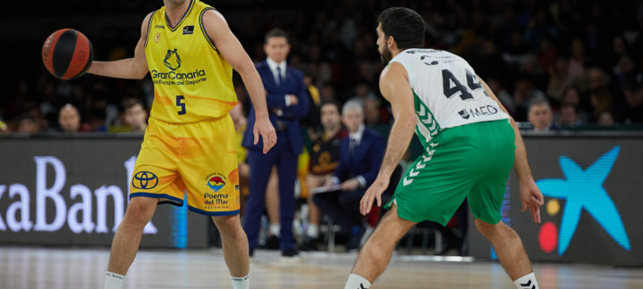 Jugadores de baloncesto en acción durante un partido entre Gran Canaria y Real Betis.