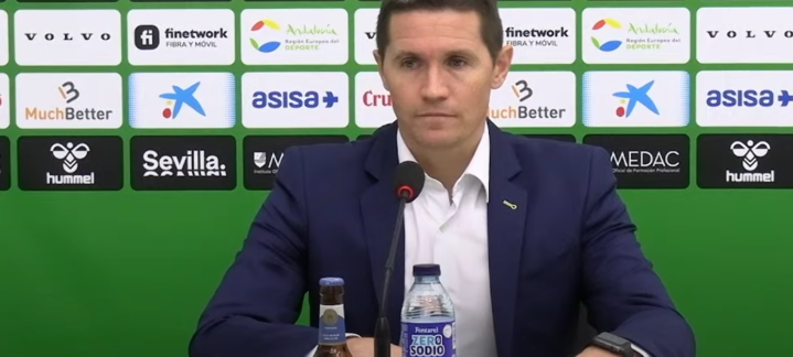 Jaka Lakovic, entrenador, durante una conferencia de prensa en el club.