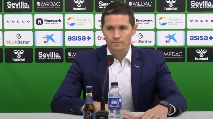Jaka Lakovic, entrenador, durante una conferencia de prensa en el club.