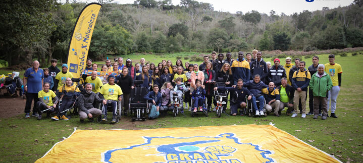 Grupo diverso de personas en un evento de senderismo inclusivo del CB Gran Canaria.