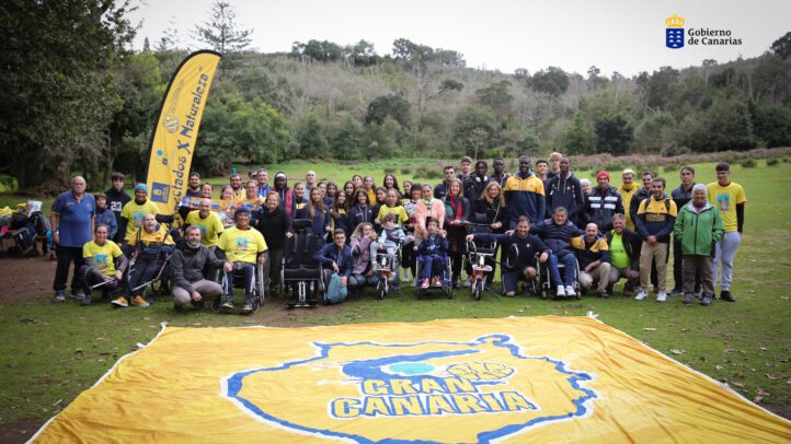 Grupo diverso de personas en un evento de senderismo inclusivo del CB Gran Canaria.
