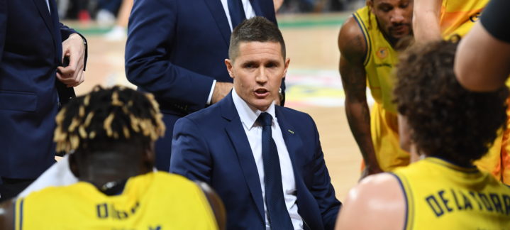 Entrenador Jaka Lakovic hablando con el equipo durante un tiempo muerto.