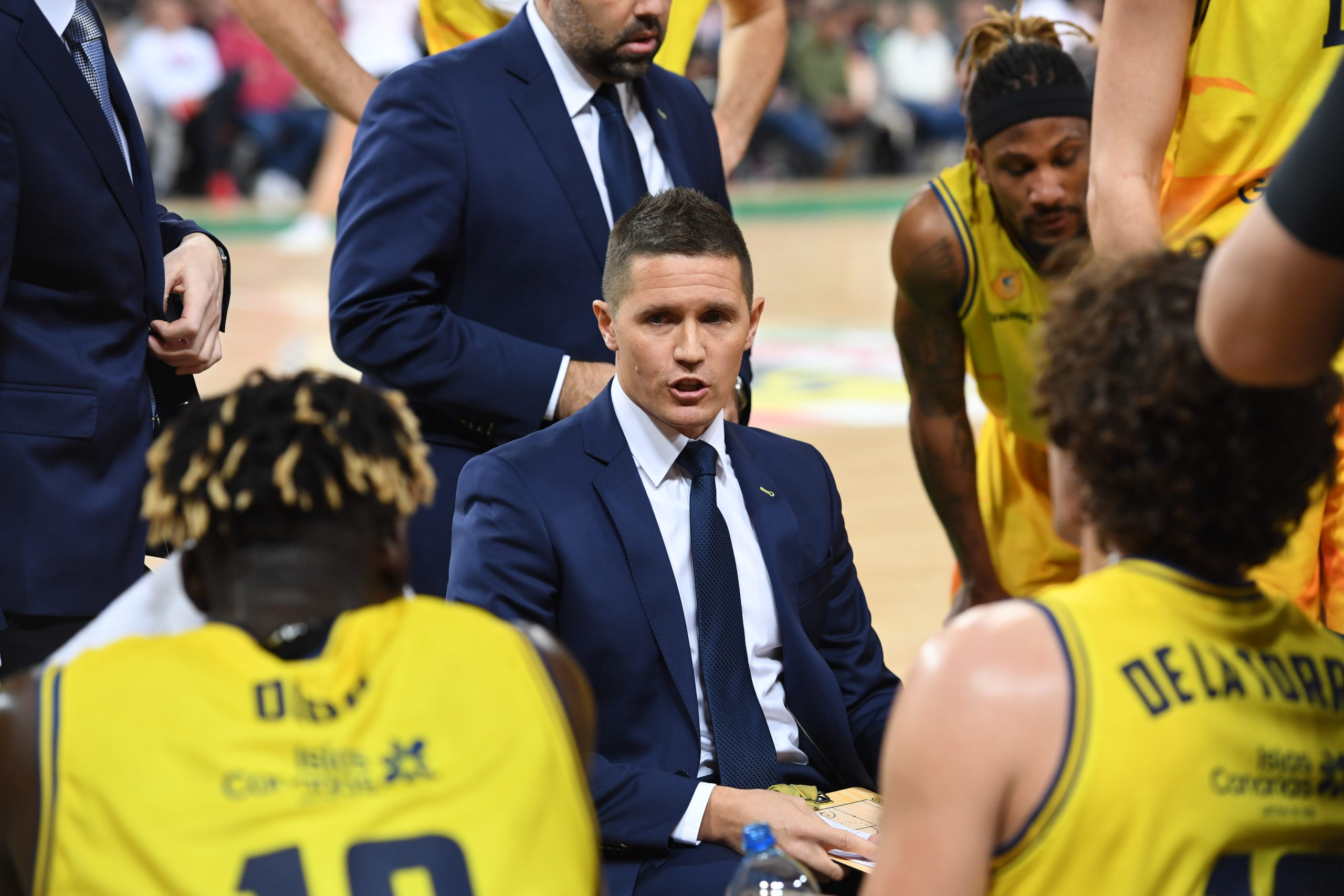 Entrenador Jaka Lakovic hablando con el equipo durante un tiempo muerto.