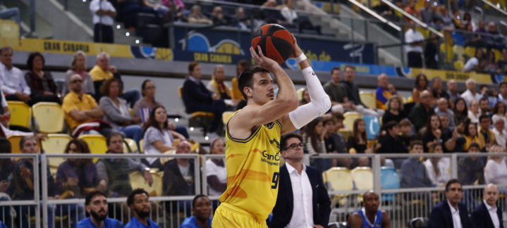 Jugador del Club Baloncesto Gran Canaria se prepara para lanzar el balón en el arena.