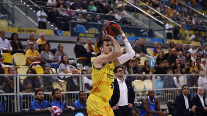 Jugador del Club Baloncesto Gran Canaria se prepara para lanzar el balón en el arena.