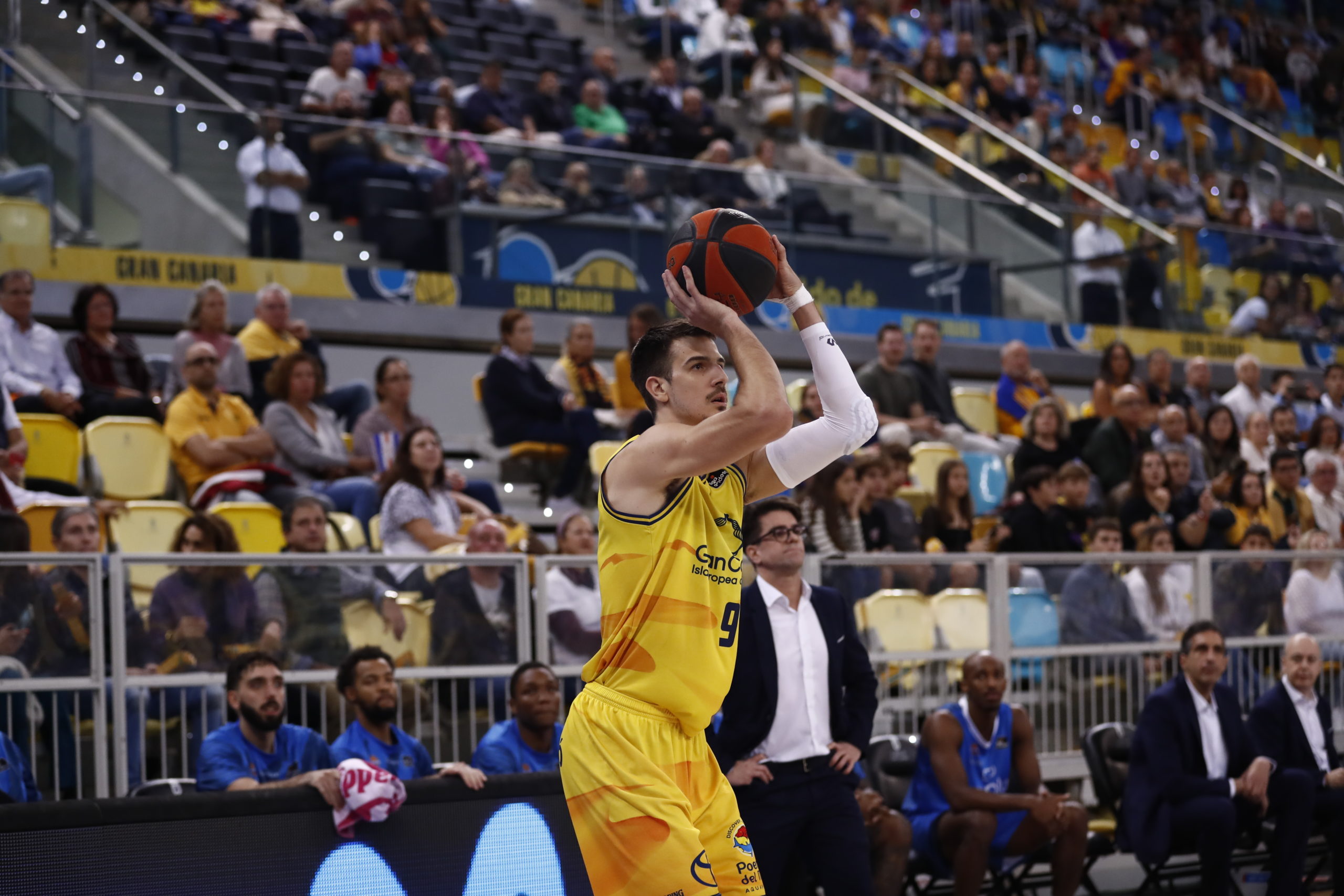 Jugador del Club Baloncesto Gran Canaria se prepara para lanzar el balón en el arena.