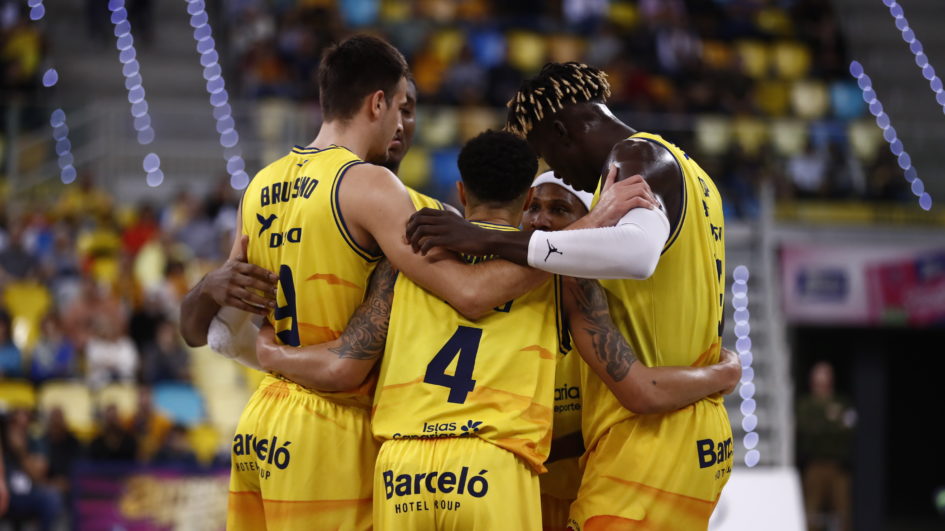 Jugadores del Club Baloncesto Gran Canaria se abrazan en un momento de unidad y motivación.
