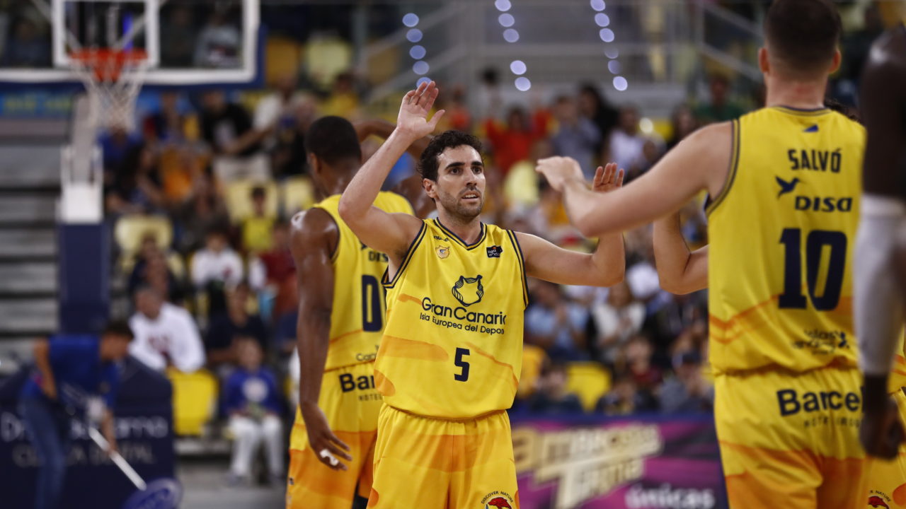Jugadores del Gran Canaria celebrando durante un partido en el pabellón.