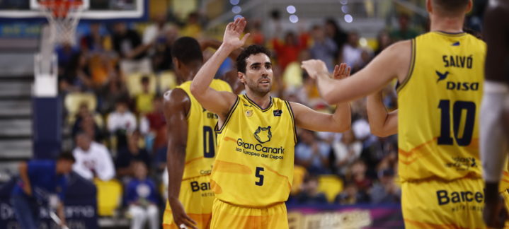 Jugadores del Gran Canaria celebrando durante un partido en el pabellón.