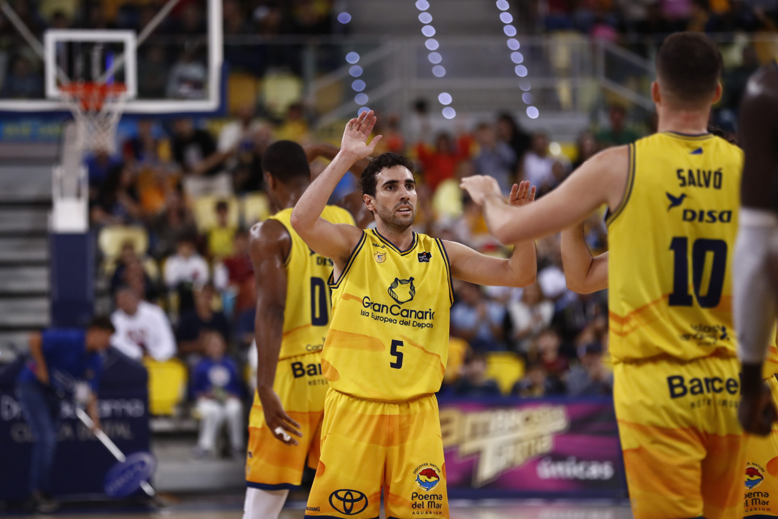 Jugadores del Gran Canaria celebrando durante un partido en el pabellón.