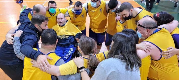 uno de los ganadores del ""Liga Endesa de Corazón""","Grupo de jugadores en círculo, unidos en un momento de concentración y apoyo.
