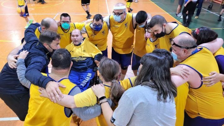uno de los ganadores del ""Liga Endesa de Corazón""","Grupo de jugadores en círculo, unidos en un momento de concentración y apoyo.