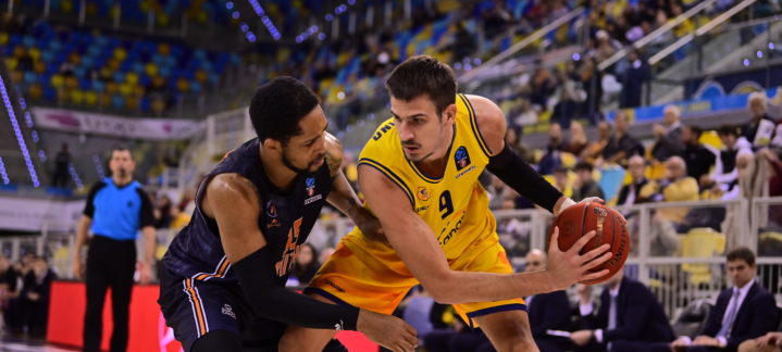 Jugadores del Gran Canaria y Promitheas Patras en acción durante un partido de Eurocup.