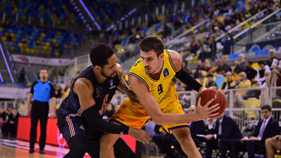 Jugadores del Gran Canaria y Promitheas Patras en acción durante un partido de Eurocup.