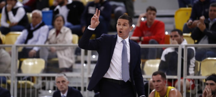 Entrenador Jaka Lakovic dirigiendo al equipo durante un partido, con público de fondo.