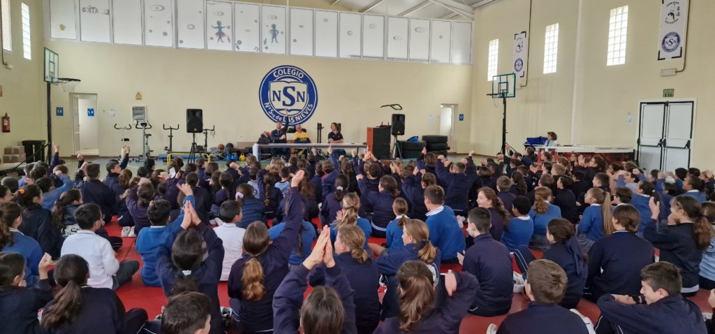 Estudiantes del Colegio Ntra Señora de las Nieves participan en un evento con el CB Gran Canaria.