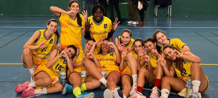 Jóvenes jugadoras sonríen y posan en cancha tras un partido de baloncesto.