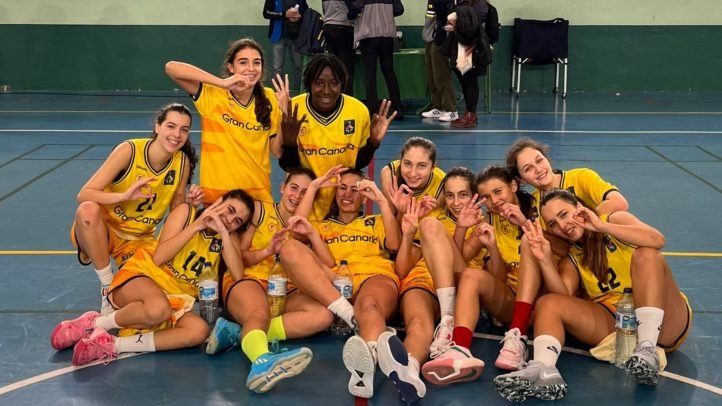 Jóvenes jugadoras sonríen y posan en cancha tras un partido de baloncesto.