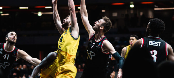 pero nos mantuvimos unidos""",Jugadores de baloncesto compitiendo por el balón durante un partido intenso.
