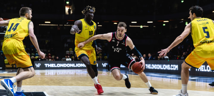 Jugadores disputando un balón en un partido de baloncesto en Londres.