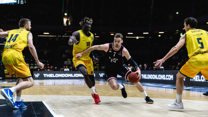 Jugadores disputando un balón en un partido de baloncesto en Londres.
