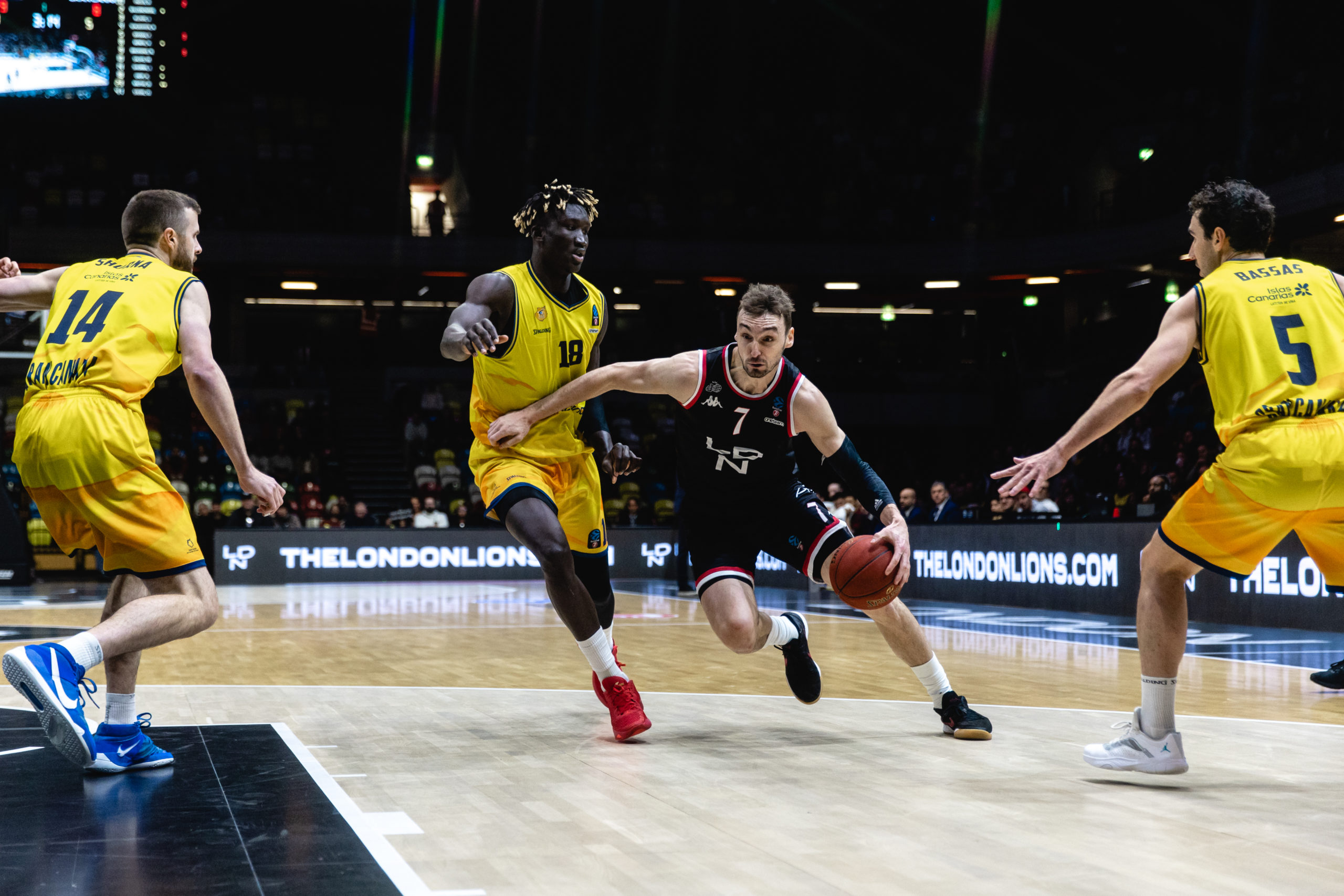 Jugadores disputando un balón en un partido de baloncesto en Londres.