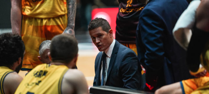 Jaka Lakovic habla con el equipo durante un tiempo muerto en un partido de baloncesto.