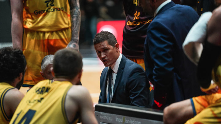 Jaka Lakovic habla con el equipo durante un tiempo muerto en un partido de baloncesto.