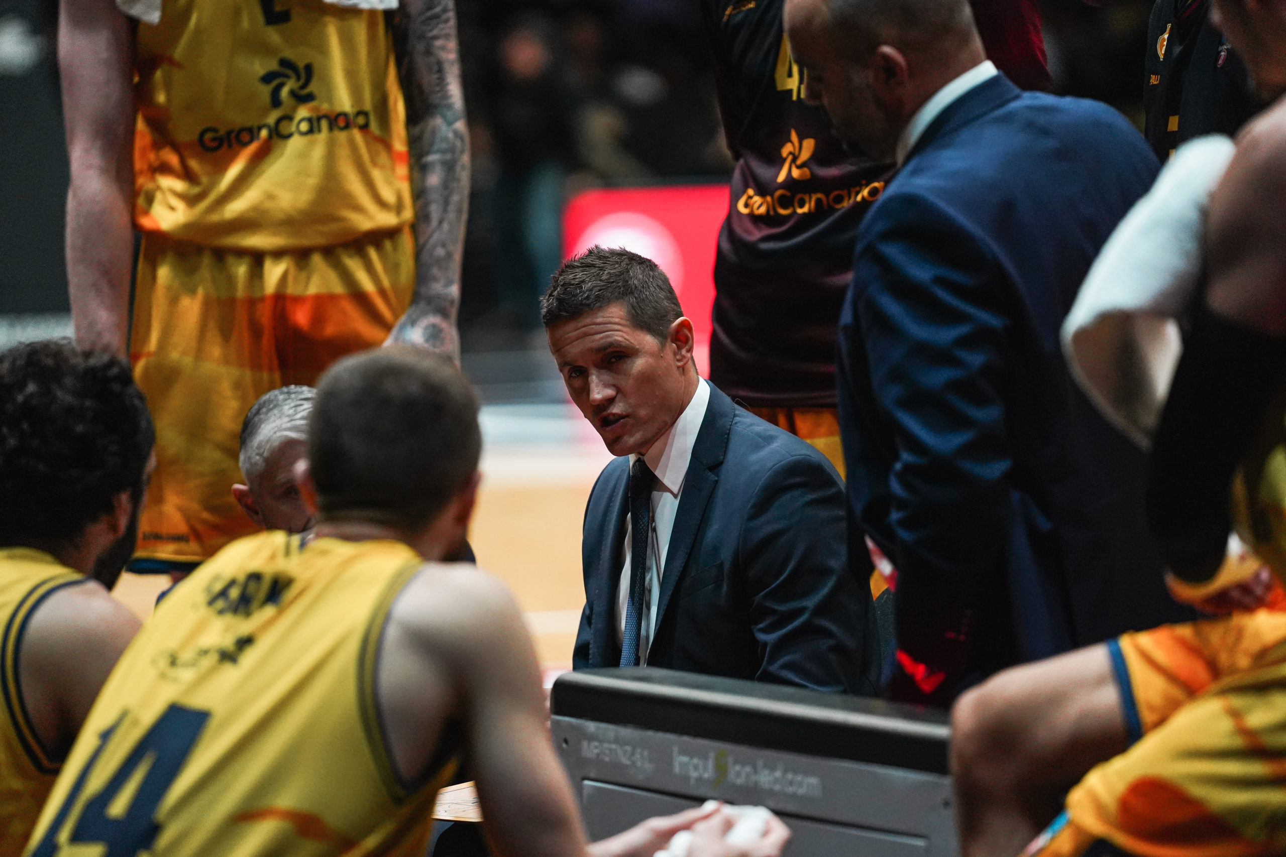 Jaka Lakovic habla con el equipo durante un tiempo muerto en un partido de baloncesto.