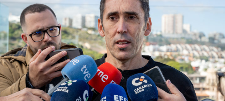 Willy Villar hablando con periodistas rodeado de micrófonos, en un evento del club.
